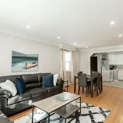 Charming 4BR Barrie Retreat with Backyard