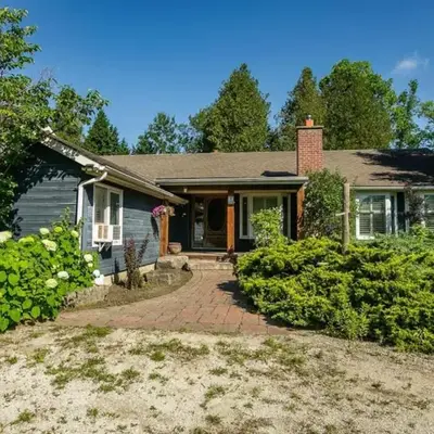 5BR Riverfront Retreat w Firetable BBQ and Deck