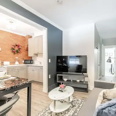Boutique 2BR Apartment on James St North Sleeps 6