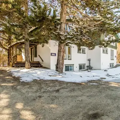 Birch View- Balcony-Backyard-Parking-Sauna-Sleeps 20