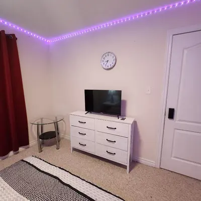 Gallery image of Ivory Staycation Suite with Free Street Parking, Shared kitchen and washroom in London