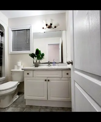 Gallery image of Ivory Staycation Suite with Free Street Parking, Shared kitchen and washroom in London