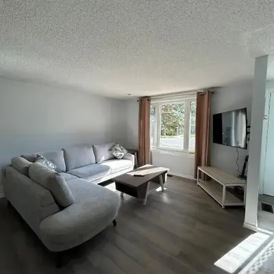 Cozy Barrie Home - Minutes to College & Hospital