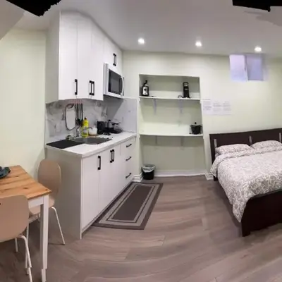 B3 Luxury home in Mississauga nearby shipping center square one