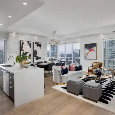 Skyline Royale Penthouse - Downtown Toronto - CN Tower View