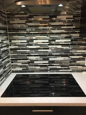 a bathroom with a black and white wall at Splendid Modern Bungalow Suited For Big Groups in London