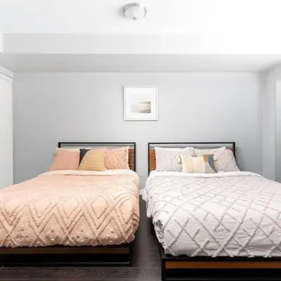 Two Story Loft w 2 beds close to Lakeshore