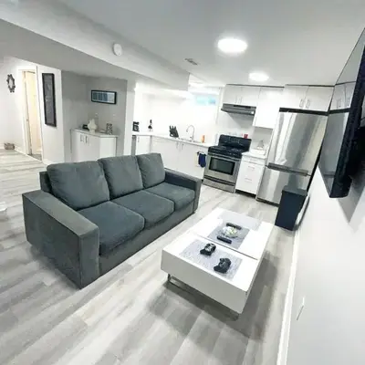 Hamilton Chic Retreat - Cozy Winter Getaway