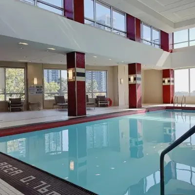 Urban Oasis - Modern 1 bedroom w pool access free parking
