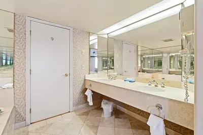 a bathroom with two sinks and a large mirror at Luxury Resort Stay with Pool Jacuzzi and Balcony in Edgar