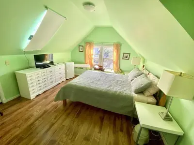 a bedroom with a bed and a television in it at Cozy 1 bedroom 4 mins to falls in Niagara Falls