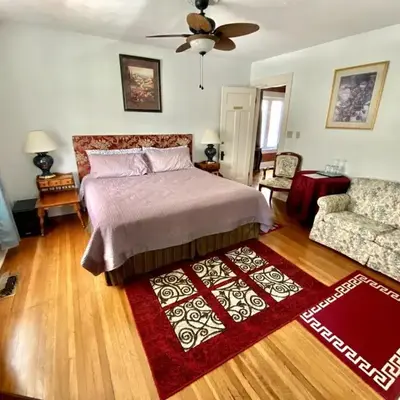 Entire guest suite in the Falls