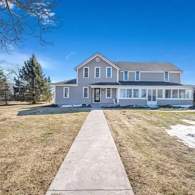 Vintage 8BR Farmhouse With Hot Tub Spacious Yard
