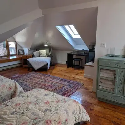 Cozy 2-Bedroom Downtown Apartment