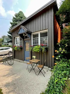 a small house with a table and chairs in front of it at Cozy Coach House in Kitchener