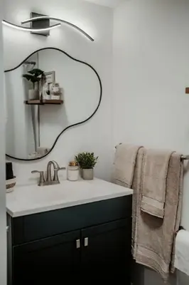 a bathroom with a sink and a mirror at The Barrie Nook in Barrie