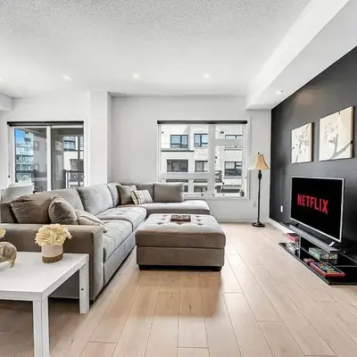 Ritzy 3BR Home with Balcony Near Burlington Pier