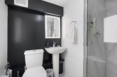 Gallery image of Modern Niagara studio in Niagara Falls