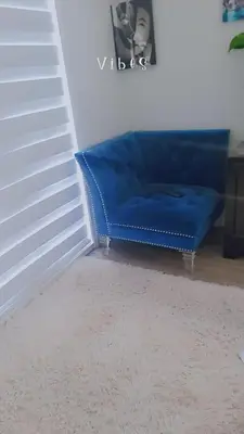 a blue couch sitting in a room with a rug at Comfortable Getaway in Hamilton