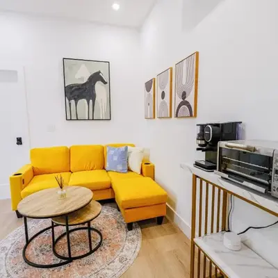 Adorable Modern Master Bedroom near Colleges and K-town