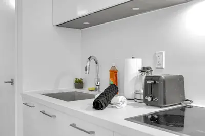 Gallery image of Cozy Condo Near Restaurant TTC in Toronto