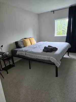 a bed sitting in a bedroom with a window at \u9a6c\u5361\u59c6\u7684\u5bc4\u5bbf\u5bb6\u5ead- Simple Trip To Toronto in Markham