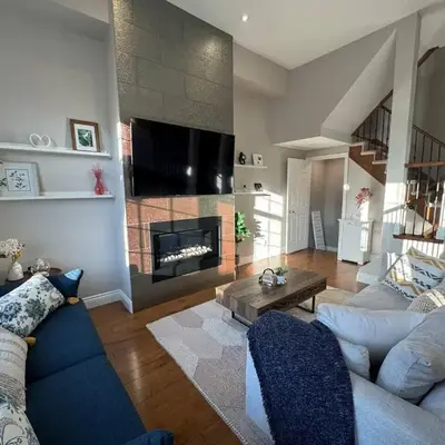 Vibrant and Comfy Mississauga Home 20 mins from YYZ