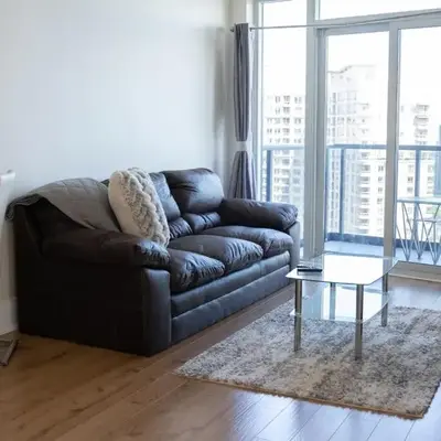 Spacious 2 bedrooms 2 bathrooms with Cozy Charm plus 1 Parking