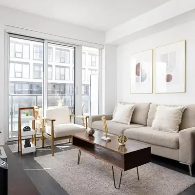 Classy and Luxury 2 bedroom apartment 5 mins to Dundas Square