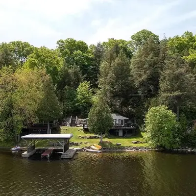 Muskoka Cabana - Sandy beach cottage in Muskoka