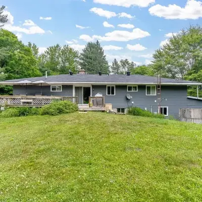 Private cottage with 26 acre & outdoor games