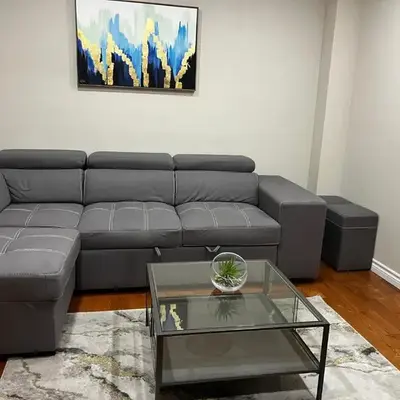 Three Bedrooms House in Mississauga with free parking Conveniently located with easy access to the airport downtown Toronto major malls and highways for a seamless stay