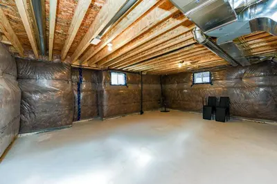 a large empty room with leather walls and windows at Brand New 7beds-kingbedsfamilysleep15playtable in Milton