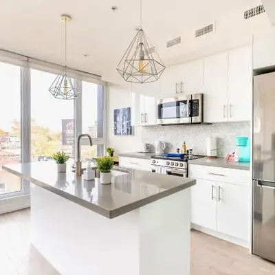 Westend Suites - Contemporary 3BR with Natural Light High Park North