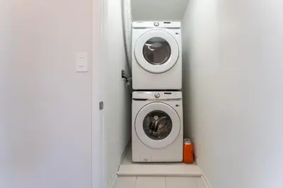 a laundry room with a washer and a washing machine at Luxury Townhouse in Vaughan in Vaughan