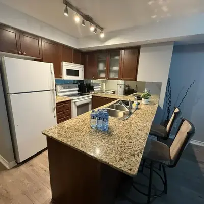 Large Downtown 2Br condo with Parking steps to Eaton Centre