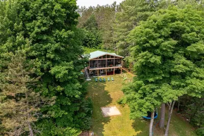 an aerial view of a house in the woods at Muskoka Gem 8ppfireplacescanoekayaks in Bracebridge