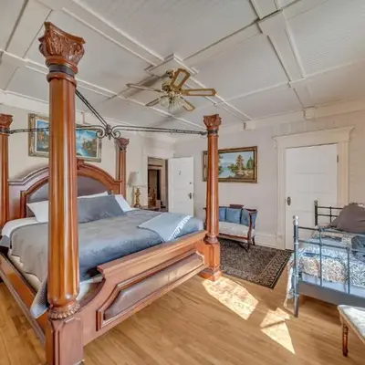 Marmora and Lake Inn Honeymoon Suite