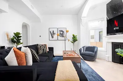 Gallery image of Chic 2BR 2BA Urban Escape Modern Comfort in Toronto