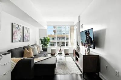 Gallery image of Modern Lakefront Escape Walk to Waterfront in Toronto