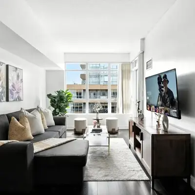 Modern Lakefront Escape Walk to Waterfront