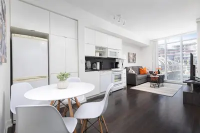 Gallery image of Downtown Escape Stylish Condo with City Views in Toronto