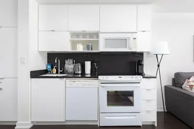Gallery image of Downtown Escape Stylish Condo with City Views in Toronto