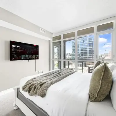 Spacious Toronto Condo w Patio - City Comfort