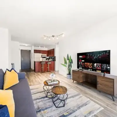 Chic 1BR Downtown Getaway w King Bed