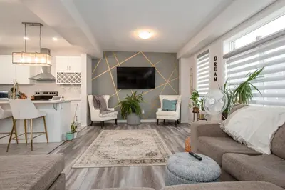 a living room with a couch and a kitchen at Comfy 3 Bed woodstock Escape in Woodstock