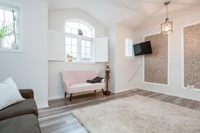 a living room with a couch and a tv at Comfy 3 Bed woodstock Escape in Woodstock