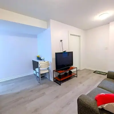 Bright & New 2 Beds Near Subway