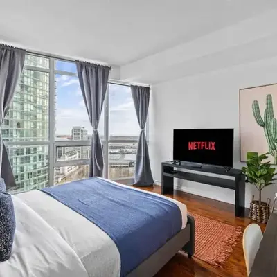 Chic Fort York Studio Cozy Retreat in Downtown