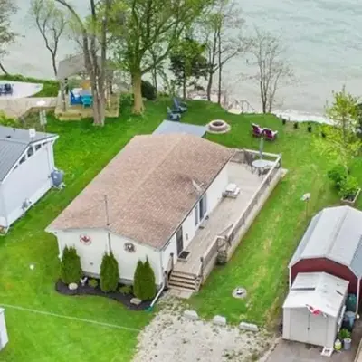 Lakefront Lake Erie with Amazing Views 3BR Pet Friendly 1 HR from Hamilton and Niagara